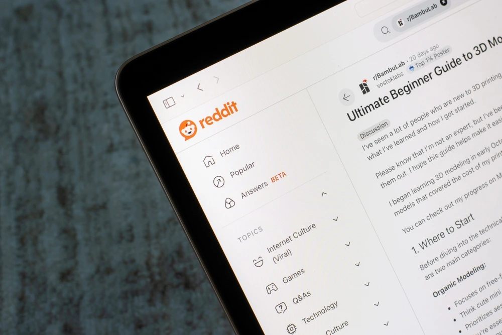 Reddit-Oberfläche auf einem Tablet, geöffnet im Subreddit r/BambuLab mit einem Beginner-Guide zu 3D-Druck