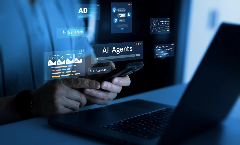 Person nutzt Smartphone und Laptop mit schwebenden KI-Agenten-Interfaces – Illustration agentischer Suche im Web