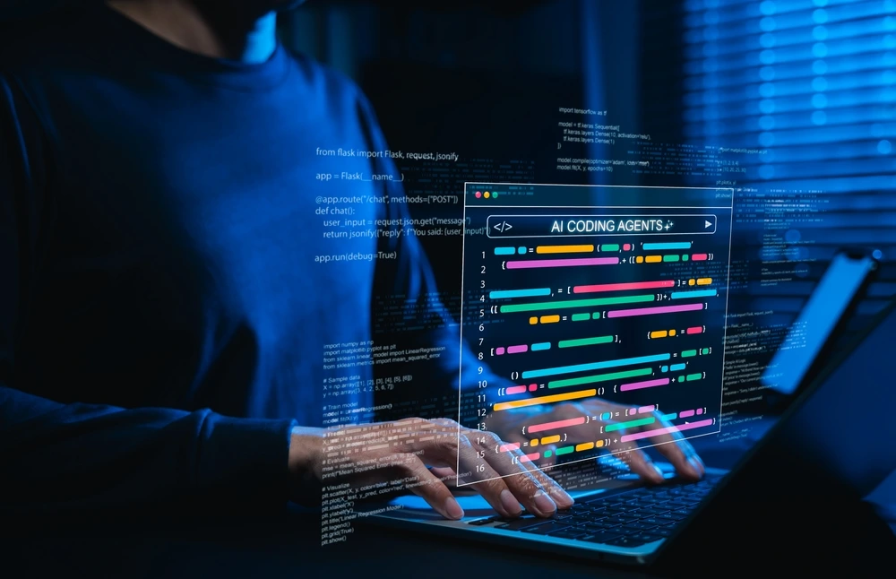 Person arbeitet am Laptop mit schwebender Code-Oberfläche 