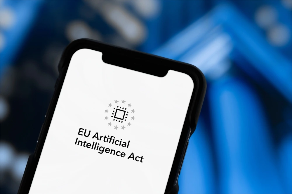Smartphone zeigt Schriftzug „EU Artificial Intelligence Act